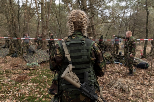 Het aantrekken van vrouwen binnen Defensie leidt niet automatisch tot een betere positie van vrouwen of (meer) gendergel