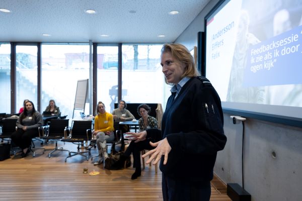 Elanor Boekholt-O’Sullivan tijdens een van de feedbacksessies van de LinkedIn-enquête met studenten, jong-professionals