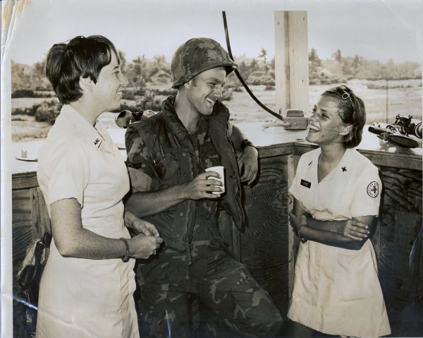 Twee Donut Dollies converseren met een militair in Vietnam, 1969. Foto donutdollies.com