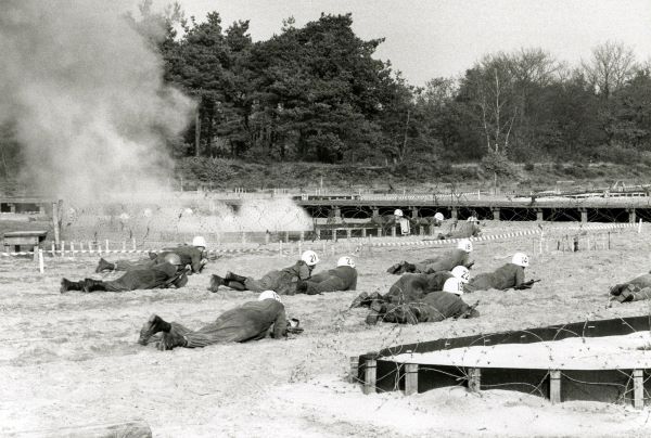 Een peloton op de gevechtsbaan van het Infanterie Schietkamp. Foto Beeldbank NIMH