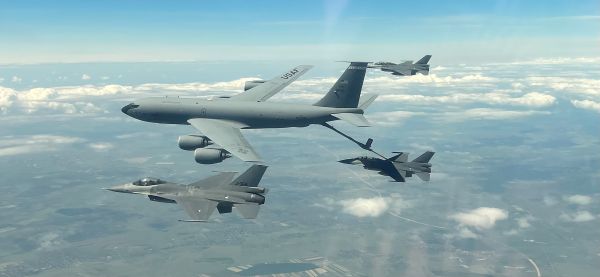 Roemeense vliegers in Nederlandse F-16’s tanken in de lucht boven Roemenië bij een Amerikaans tankvliegtuig. Foto EFTC