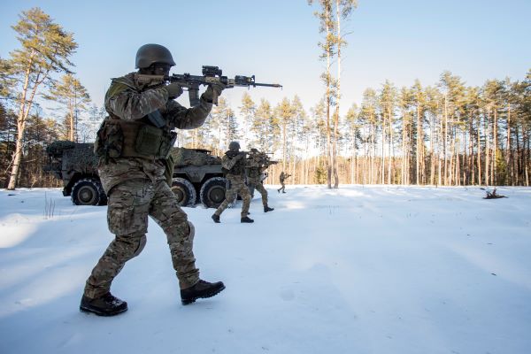 13 Lichte Brigade oefent in Litouwen. De toegenomen dreiging aan de NAVO-oostflank vraagt naast materiële en operationel