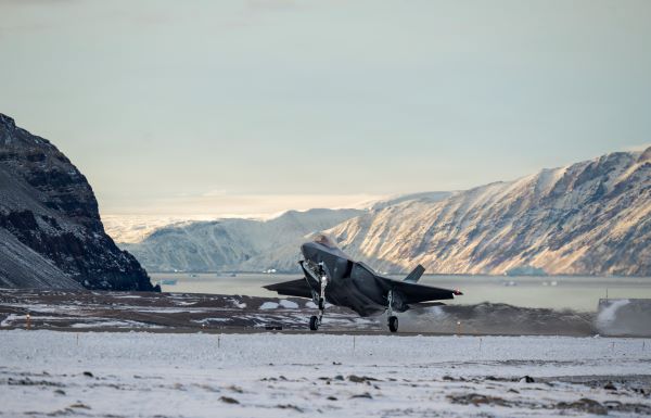 Een Amerikaanse F-35 landt op Pituffik Space Force Base. Pituffik, voorheen Thule Air Base, is strategisch gepositioneer