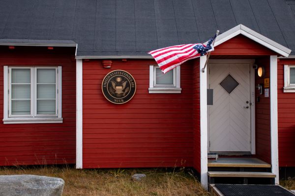 Het Amerikaanse consulaat in Nuuk, de hoofdstad van Groenland. De toenemende geopolitieke druk op Groenland roept ook ju