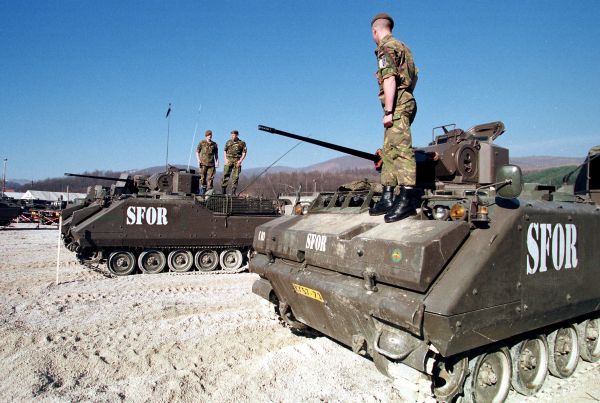 Nederlandse militairen van SFOR in Bosnië. Militairen in Afghanistan die de vergelijking met Bosnië konden maken, ervaar
