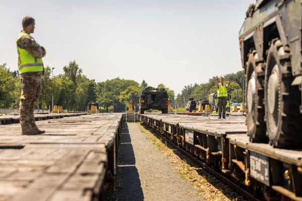 Militairen laden voertuigen op een trein. Het Ecosysteem Logistiek, waarbij Defensie een beroep kan doen op partners om