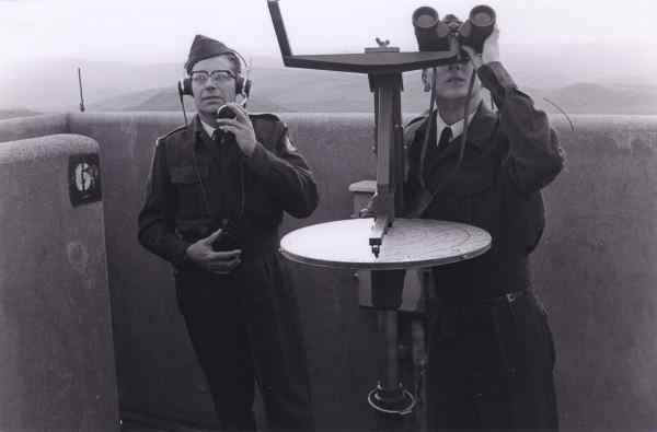 Waarnemers van het Korps Luchtwachtdienst op de post Egmond aan Zee, begin jaren 60. Foto Beeldbank NIMH