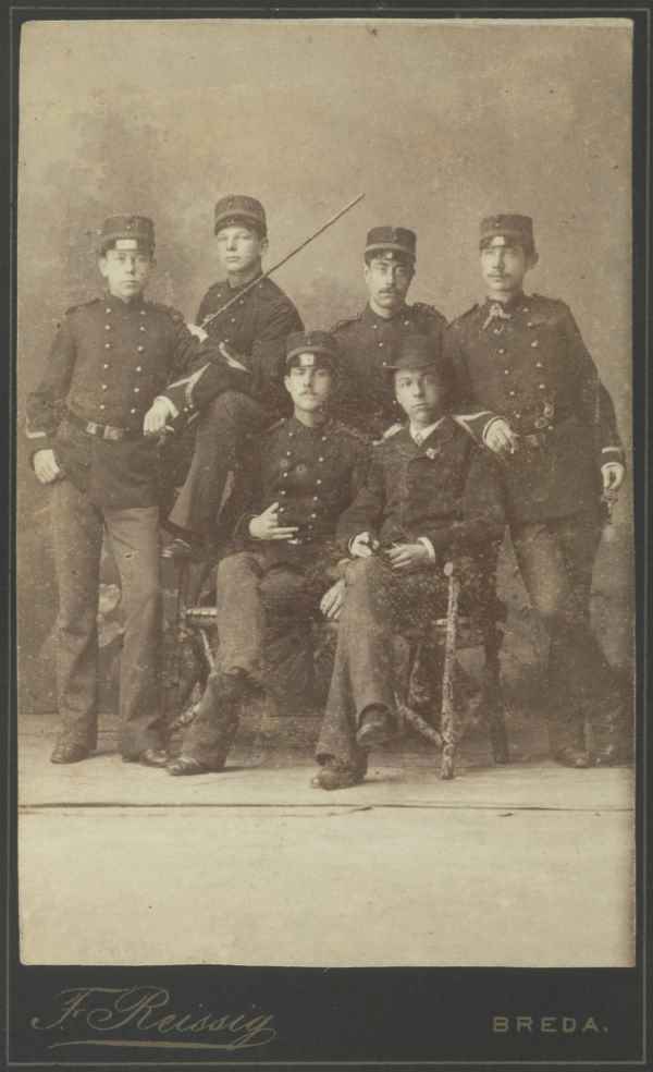 Cadetten aan de KMA, 1885. De militaire geschiedschrijving miste in de 19e eeuw aanvankelijk de professionaliseringsslag