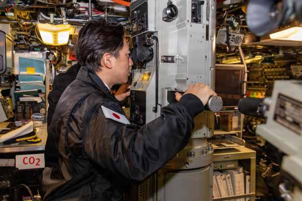 De Japanse minister van Defensie Shinjiro Koizumi kijkt door de periscoop van de onderzeeboot USS Seawolf. De NSS erkent