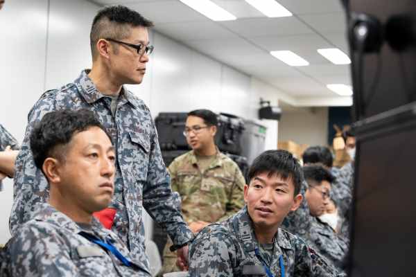 Leden van de Japanse luchtmacht nemen deel aan een scenario-based oefening op Yokota Air Base, november 2025. Foto US Ai