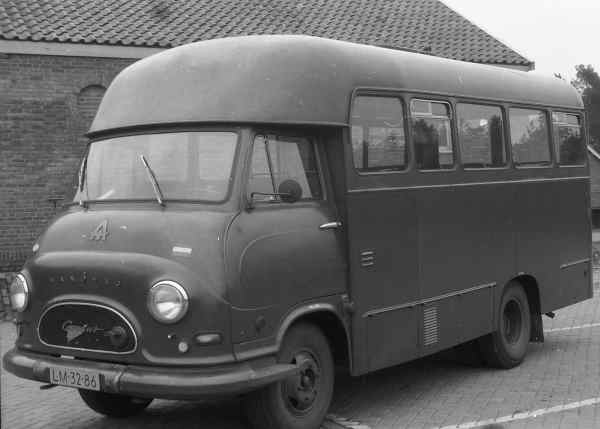 Een Hanomag Garant 1,5-tons 4x2-instructie-auto waarmee het Korps Luchtwacht Dienst posten door heel Nederland kon bezoe