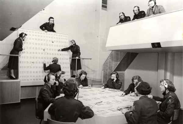 In het Luchtwachtcentrum (LWC) in Rotterdam, waar plotsters op de verticale tafel het langeafstandsluchtbeeld, afkomstig