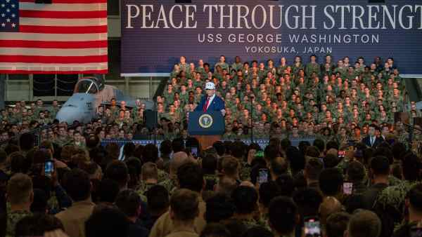 De Amerikaanse president Donald Trump houdt een toespraak op de bij Yokosuka afgemeerde carrier USS George Washington, o
