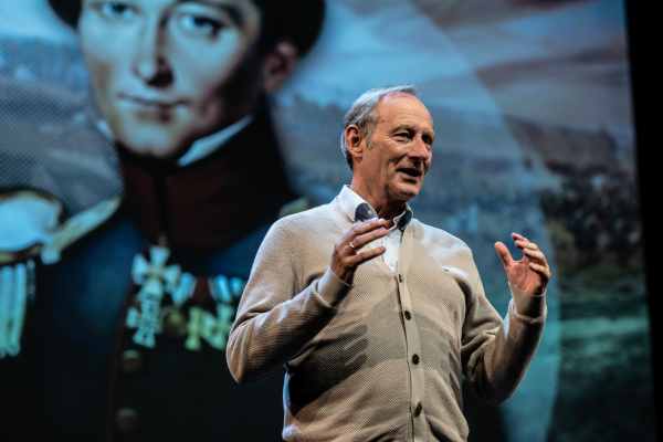 Mart de Kruif noemt de gebruikte vier fasen in de militaire geschiedenis een opzettelijke ‘simplificatie van de werkelij