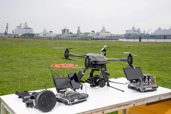 De marechaussee kan bij droneactiviteiten die een mogelijke dreiging vormen voor specifieke gebouwen en terreinen, (tijd