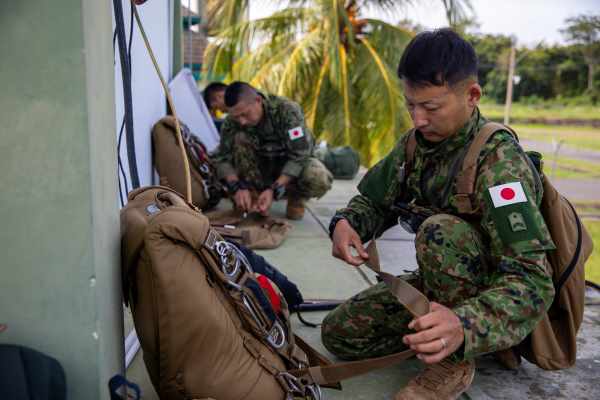 Een Japanse luchtlandingseenheid tijdens de oefening Super Garuda Shield 2025 in Indonesië. De NSS benadrukt naast samen