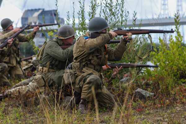 Nabootsing van de inzet van de 82nd Airborne Division bij Nijmegen in september 1944. Reenactors laten het belangrijke s