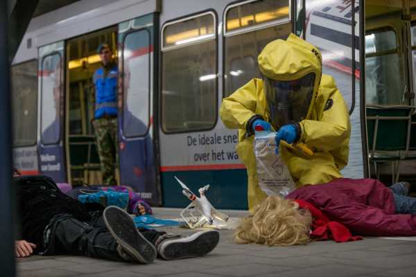 Oefening van een scenario waarin een aanslag op de metro is gepleegd met een drone. Foto MCD, Sjoerd Hilckmann