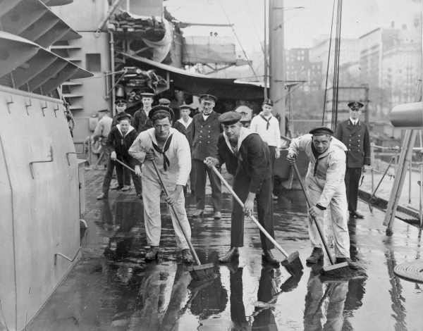Dekzwabberen aan boord van Hr.Ms. Sumatra in New York, 1926. Militaire geschiedenis kan niet alleen over grote namen en 